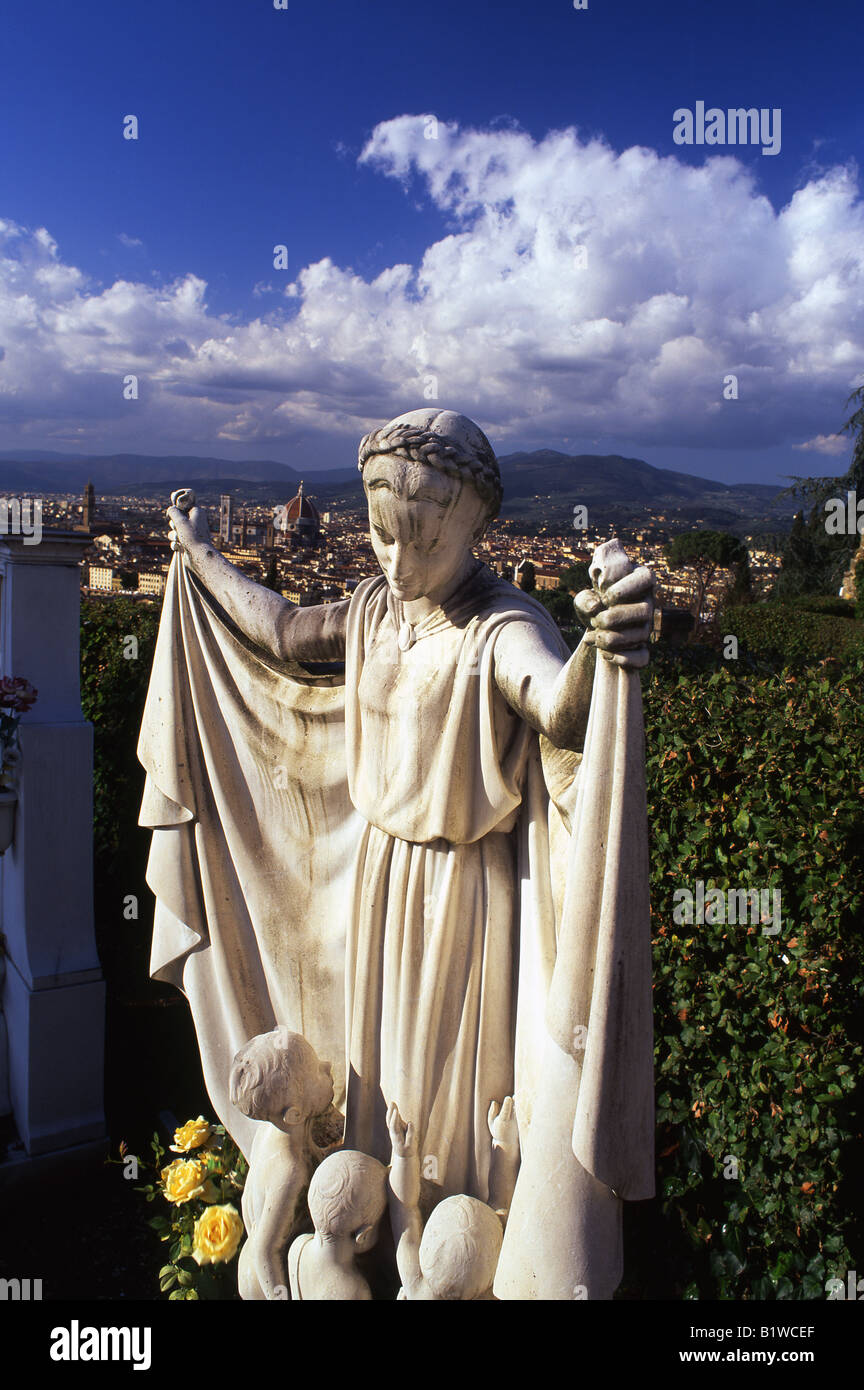 Statua di donna in San Miniato al Monte cimitero Duomo sfocati sullo sfondo 25 Marzo 2008 Firenze Firenze Toscana Italia Foto Stock