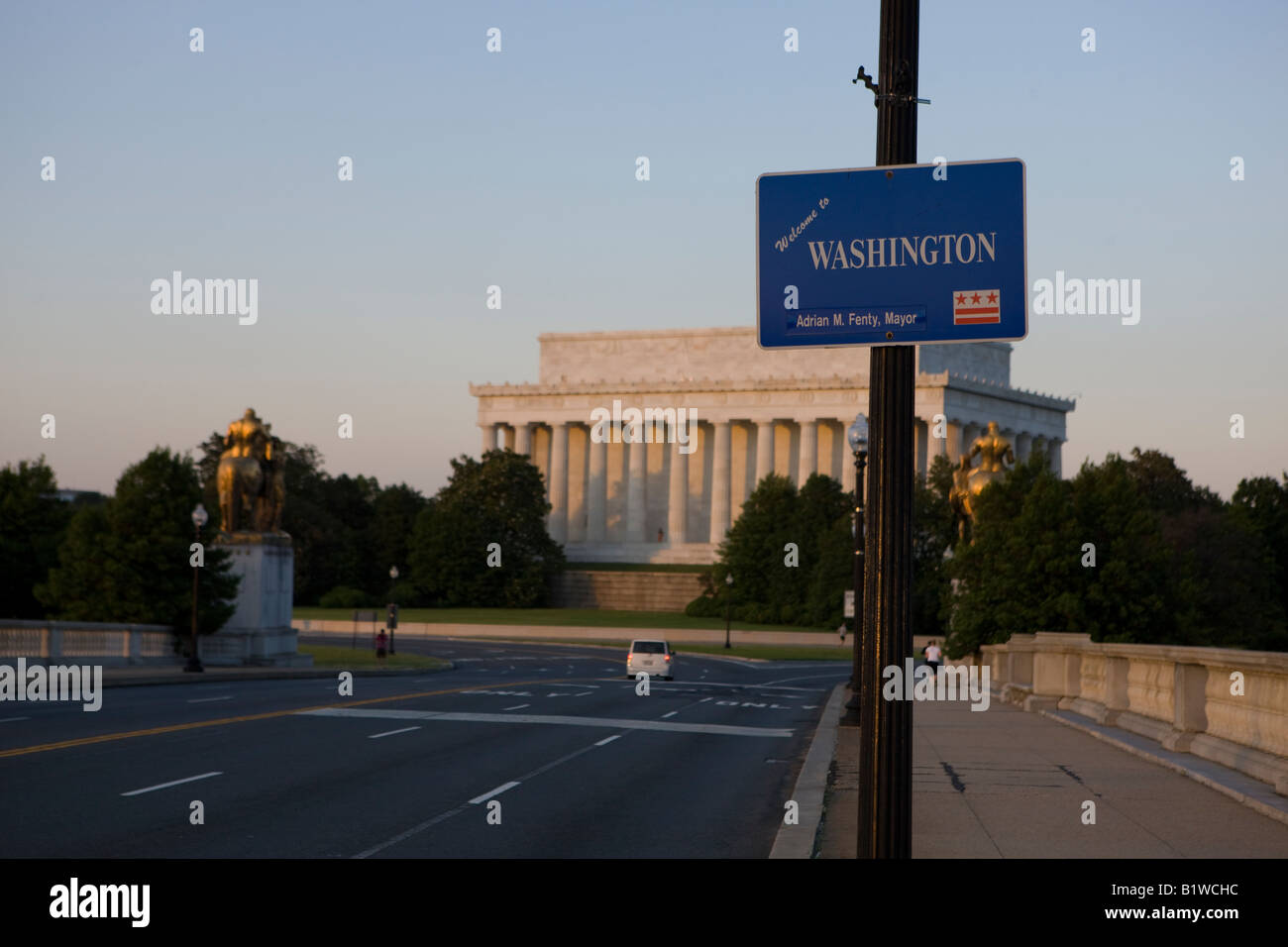 Un segno accoglie i visitatori su Arlington Memorial Bridge a Washington DC con il Lincoln Memorial in background. Foto Stock