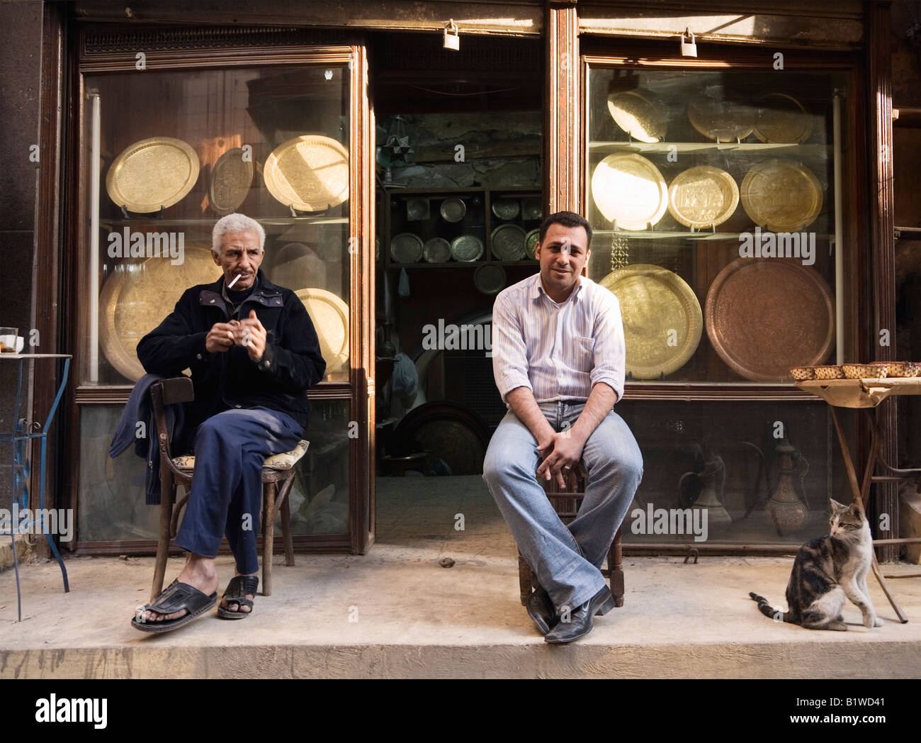 Il Cairo, Egitto, Nord Africa. Ramai seduto fuori il loro negozio in Khan al Khalili Foto Stock