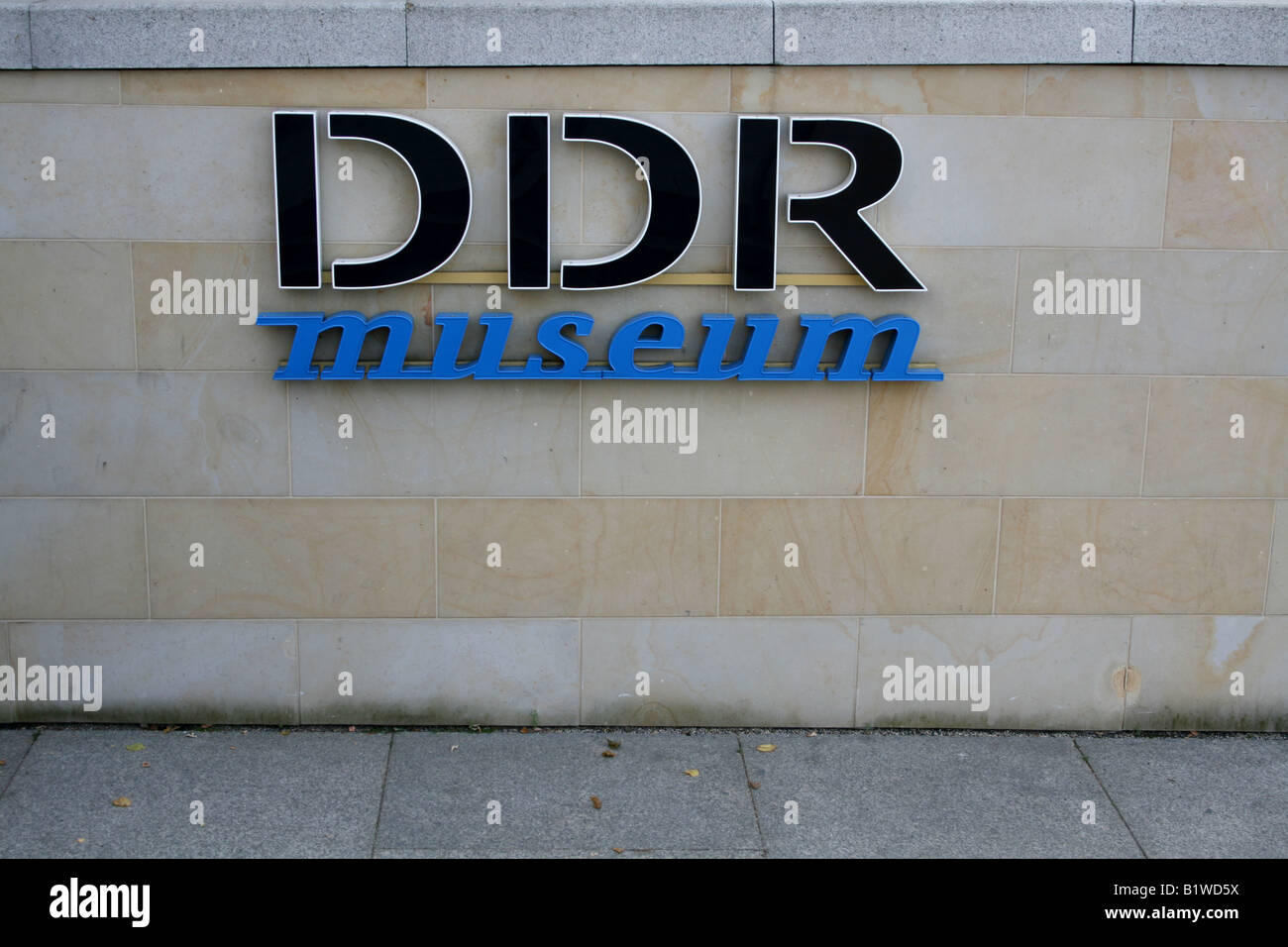 Segno sulla parete per DDR Museum di Berlino Germania Maggio 2008 Foto Stock