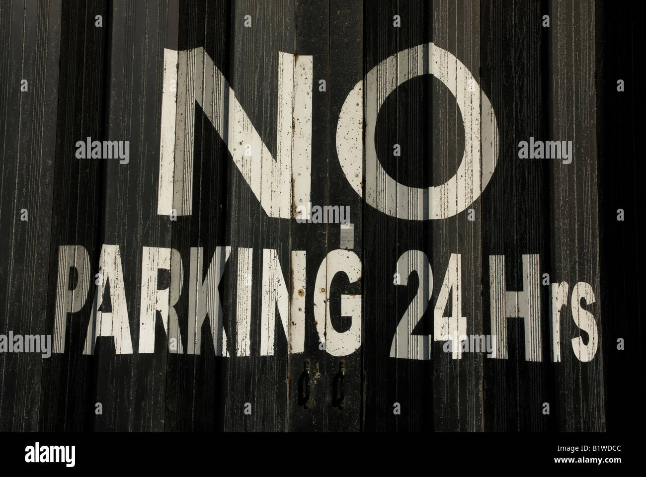 Nessun parcheggio 24 ore su garage porta pieghevole Foto Stock