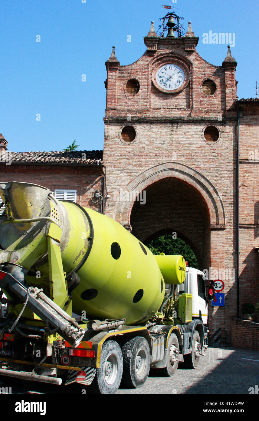 Il ventunesimo secolo autocarro VERSUS XIV secolo ARCH presenta un grave problema per l'ITALIANO CAMIONISTA IN AMANDOLA ,LE MARCHE Foto Stock