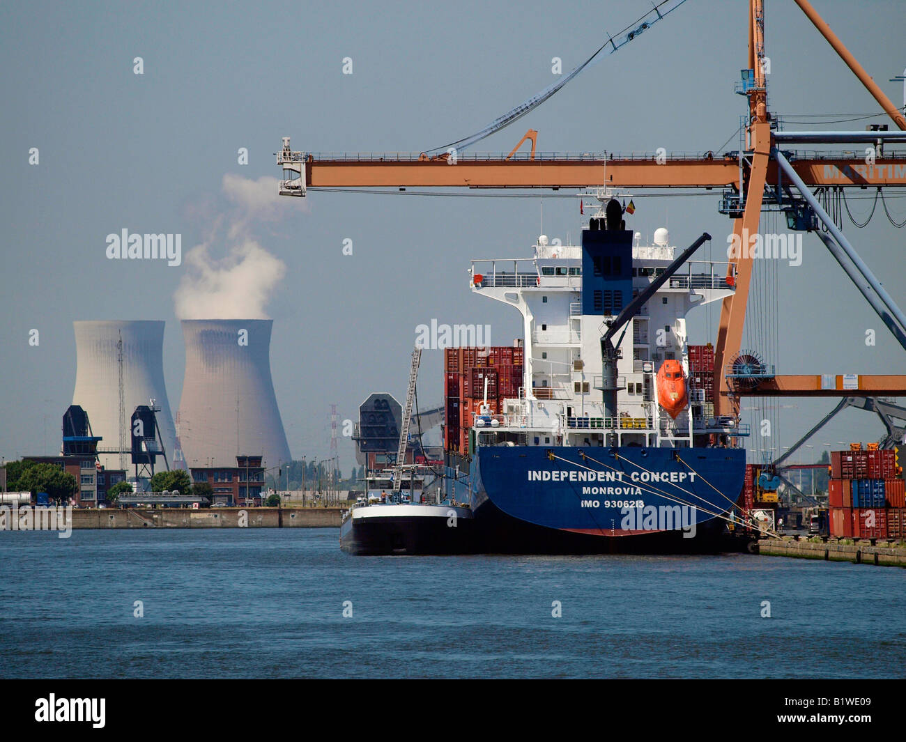 Nave container nel porto di Anversa in Belgio con Doel reattore nucleare in background Foto Stock