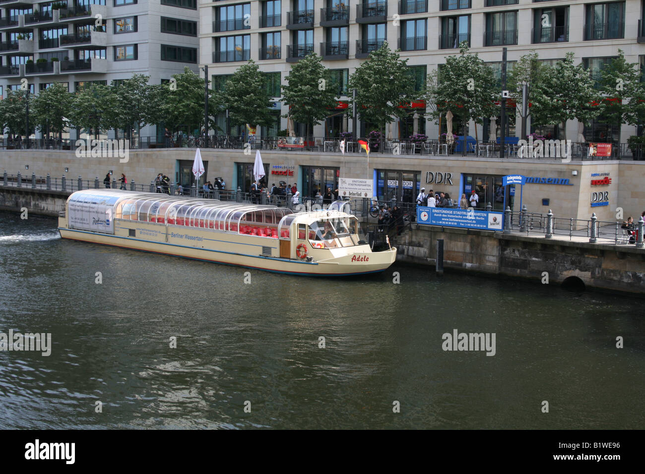 La barca turistica sul fiume Sprea e DDR Museum di Berlino Germania Maggio 2008 Foto Stock