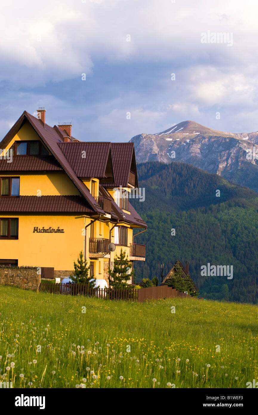 Casa privata che si affaccia su Alti Tatra visto da Zakopane Podhale regione Polonia Foto Stock