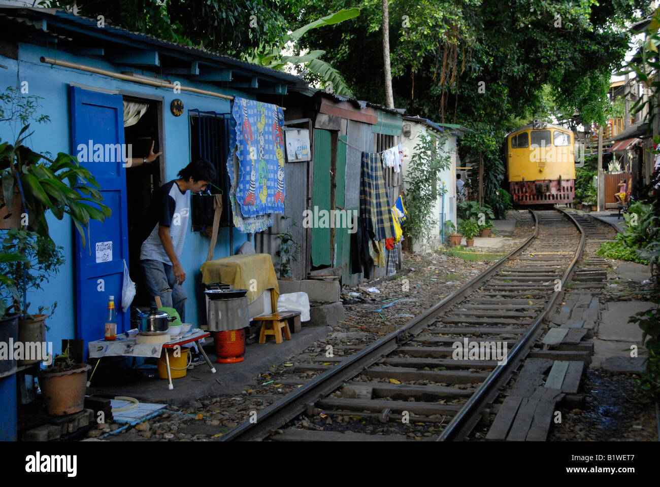 La povertà in Bangkok klong toei , da vivere con la linea ferroviaria Foto Stock