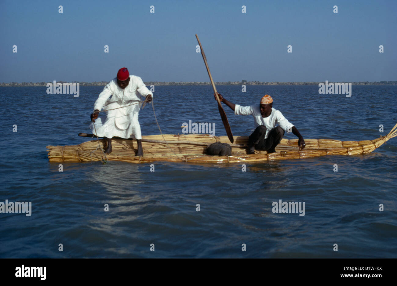 Il Ciad centrale Africa settentrionale il lago Ciad due Buduma tribesmen pesca in una barca reed Foto Stock