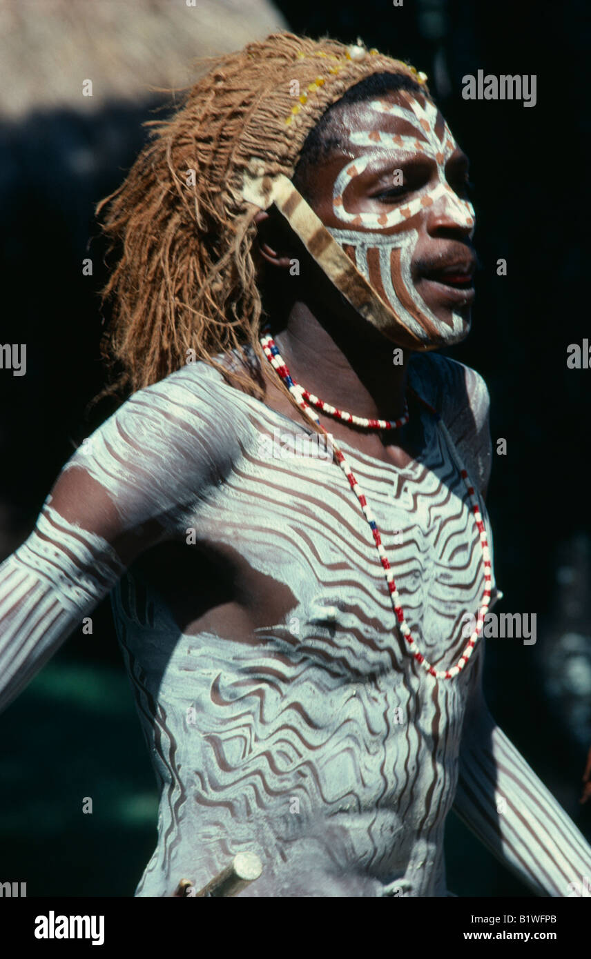 KENYA Africa Orientale Tribali Kikuyu tribesman indossando abiti di testa e corpo bianco decorazione di vernice. Foto Stock