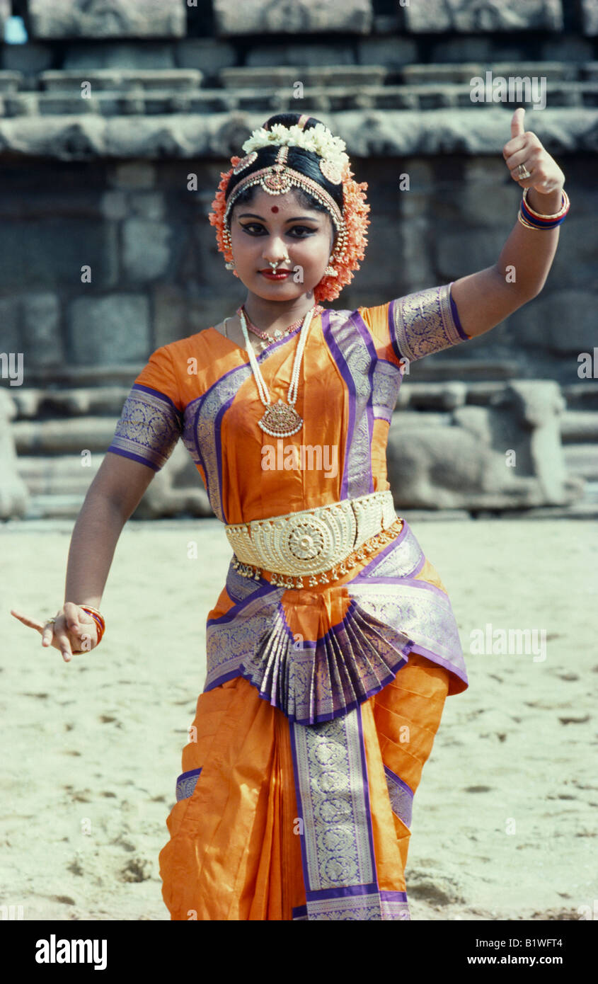 INDIA Asia Meridionale donna eseguendo Il Bharata Natyam una delle più antiche forme di indiani la danza classica Foto Stock