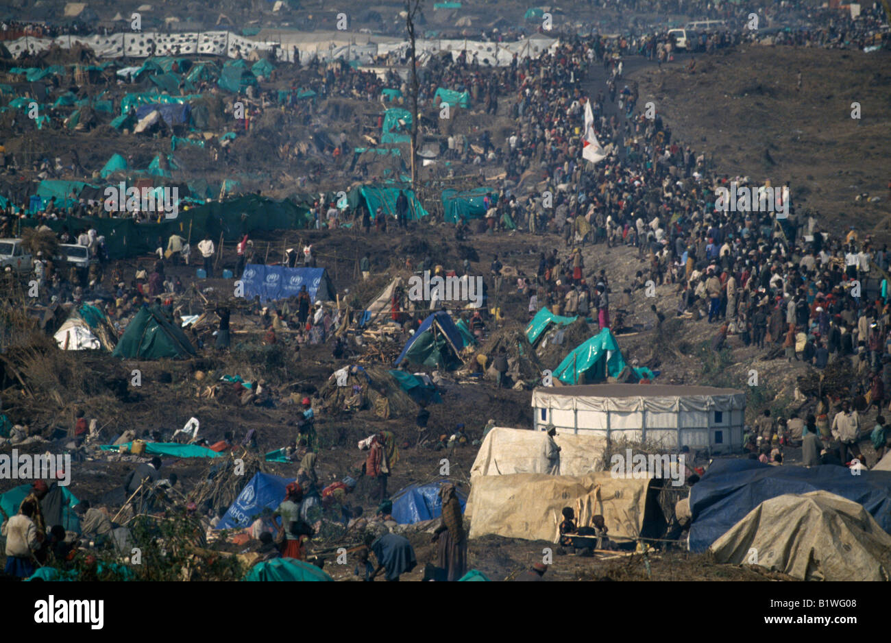 CONGO Africa Centrale Kibumba folle di profughi ruandesi in campo in tenda dopo la fuga il genocidio e la guerra civile in Ruanda. Foto Stock