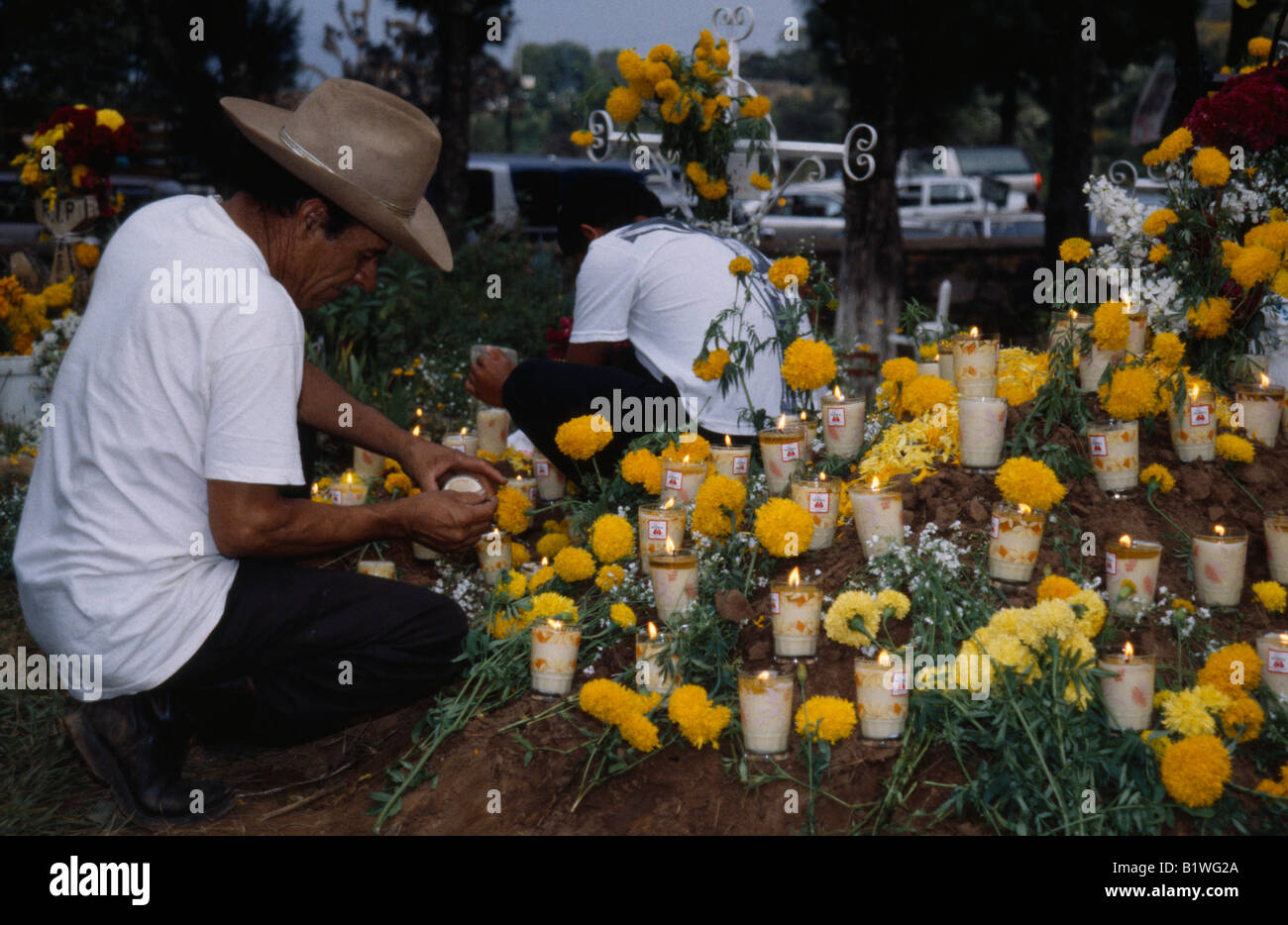 Messico america centrale Michoacan Purepecha Giorno dei Morti sulla notte dei morti Tarascan Indian accendendo candele sulla tomba Foto Stock