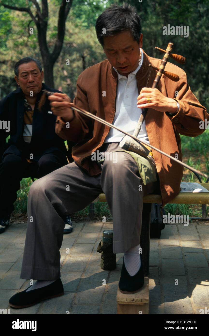 Cina Asia Pechino musicista di Tian Tian Park riproduzione di un Erhu, cinese tradizionale violino. Foto Stock