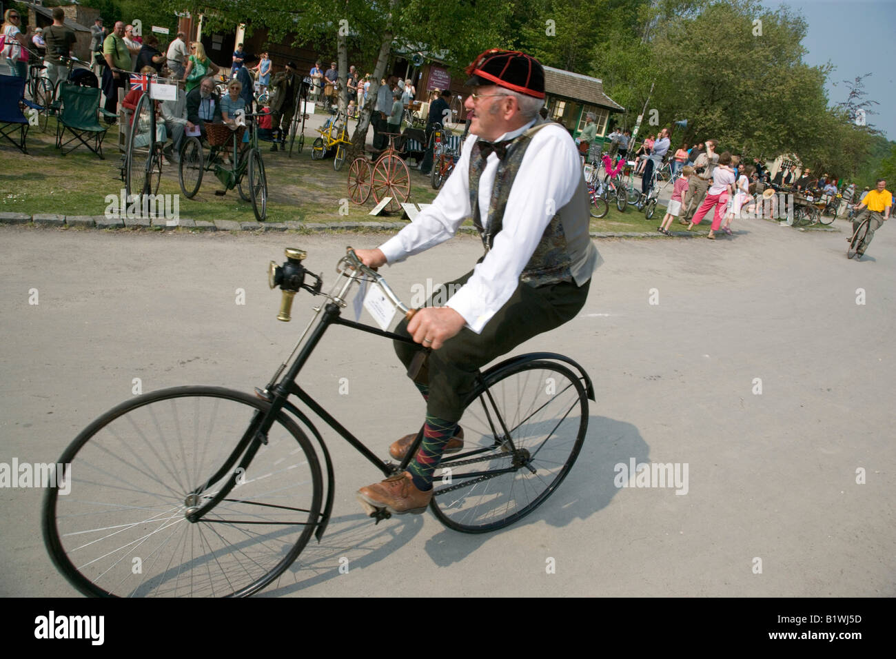 Inghilterra, West Sussex, Amberley Working Museum. Il veterano del giorno del ciclo di Grand Parade. Uomo che indossa periodo personalizzato Bicicletta Equitazione Foto Stock