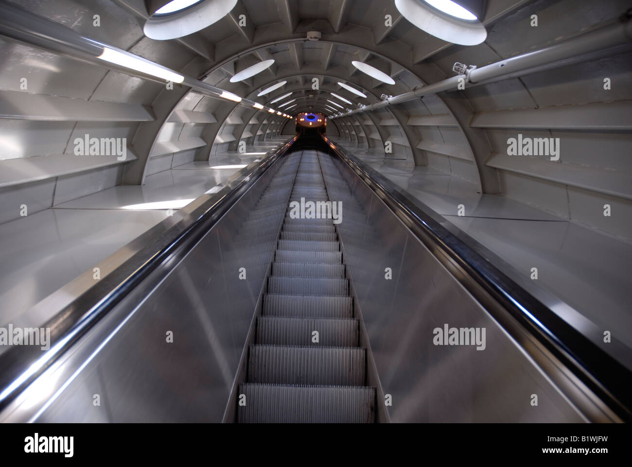 All'interno dell'Atomium è costruito nel 1958 per la fiera mondiale di Bruxelles Belgio Atomium rappresentano la struttura cubica di ferro Foto Stock