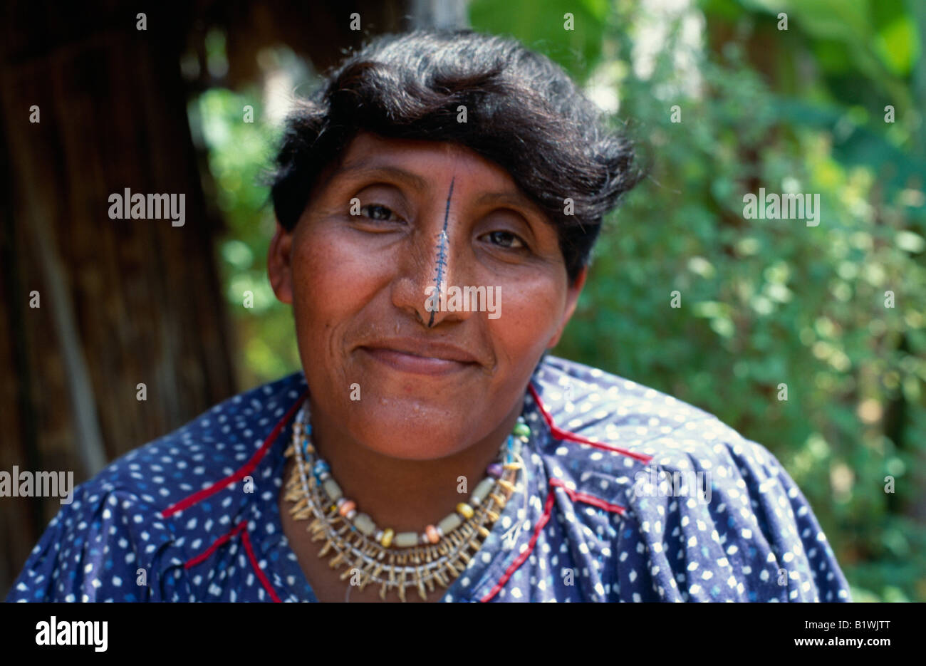 PANAMA isole San Blas Tikantiki Ritratto di un vecchio Kuna donna moglie dell'isola capotribù indossando un dente di scimmia collana Foto Stock