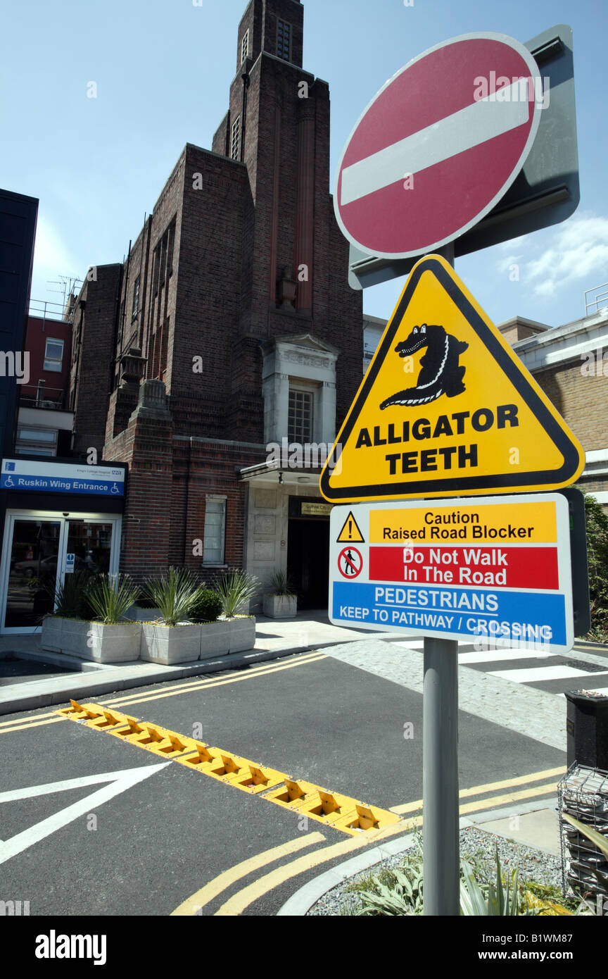 Un segnale di avvertimento per i denti di alligatore, una strada rialzata blocker fuori l'ingresso a Guthrie ala, King's College Hospital. Foto Stock