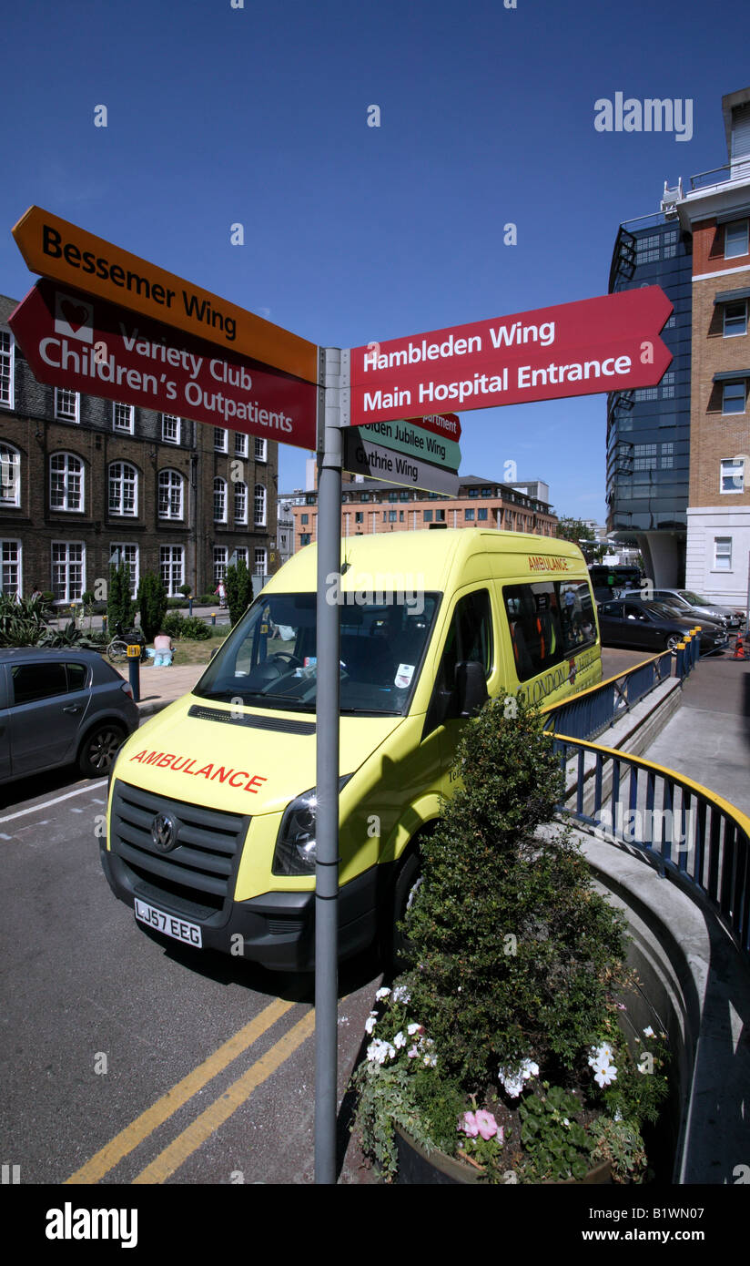 Ambulanza parcheggiata fuori l'ingresso principale del King's College Hospital, Denmark Hill Foto Stock