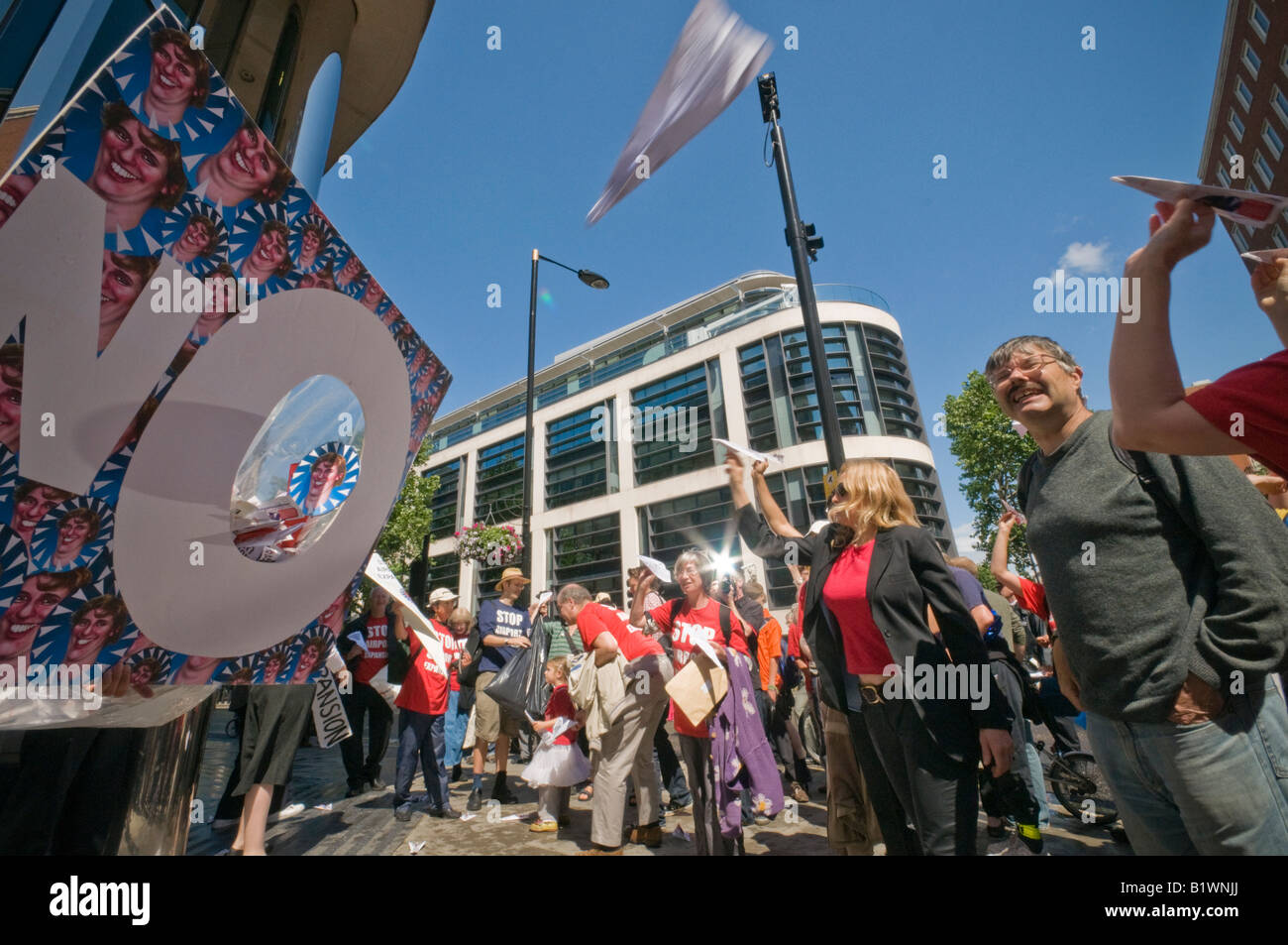 Aeroporto di arresto di espansione Mob Flash a DfT in Westminster contro la terza pista per Heathrow gettare la carta piani a Ruth Kelly immagine Foto Stock