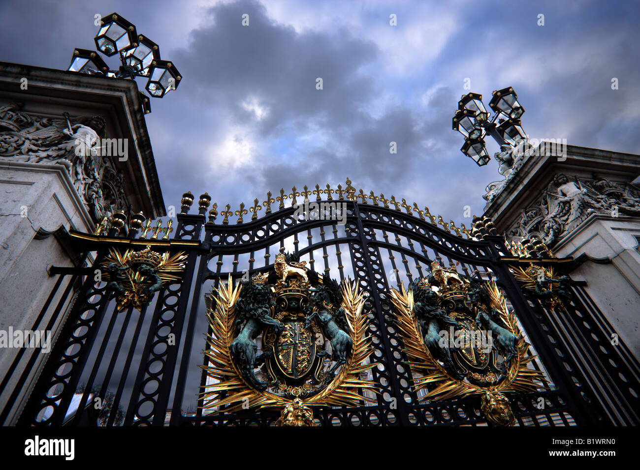 Gates Buckingham palace crest edwardian Inghilterra Foto Stock