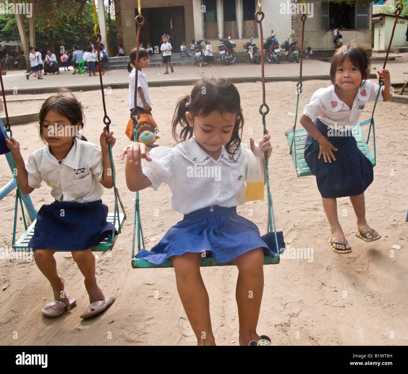 Ragazze su altalene, scuola elementare, Siam Reap, Cambogia Foto Stock