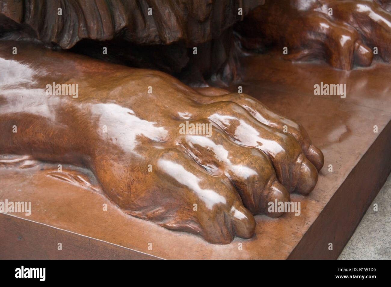 I Lions Paw sulla statua in bronzo al di fuori sede HSBC, Distretto Centrale, Hong Kong, Cina, Asia Foto Stock