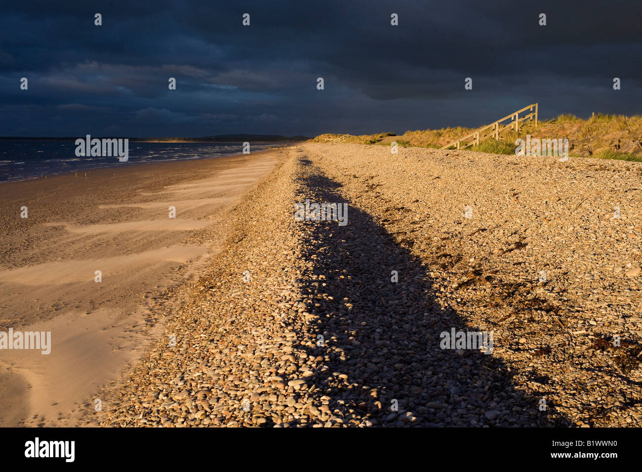 Findhorn beach e a Moray Firth su un vento tempestoso spazzata di sera. Moray, Scozia Foto Stock