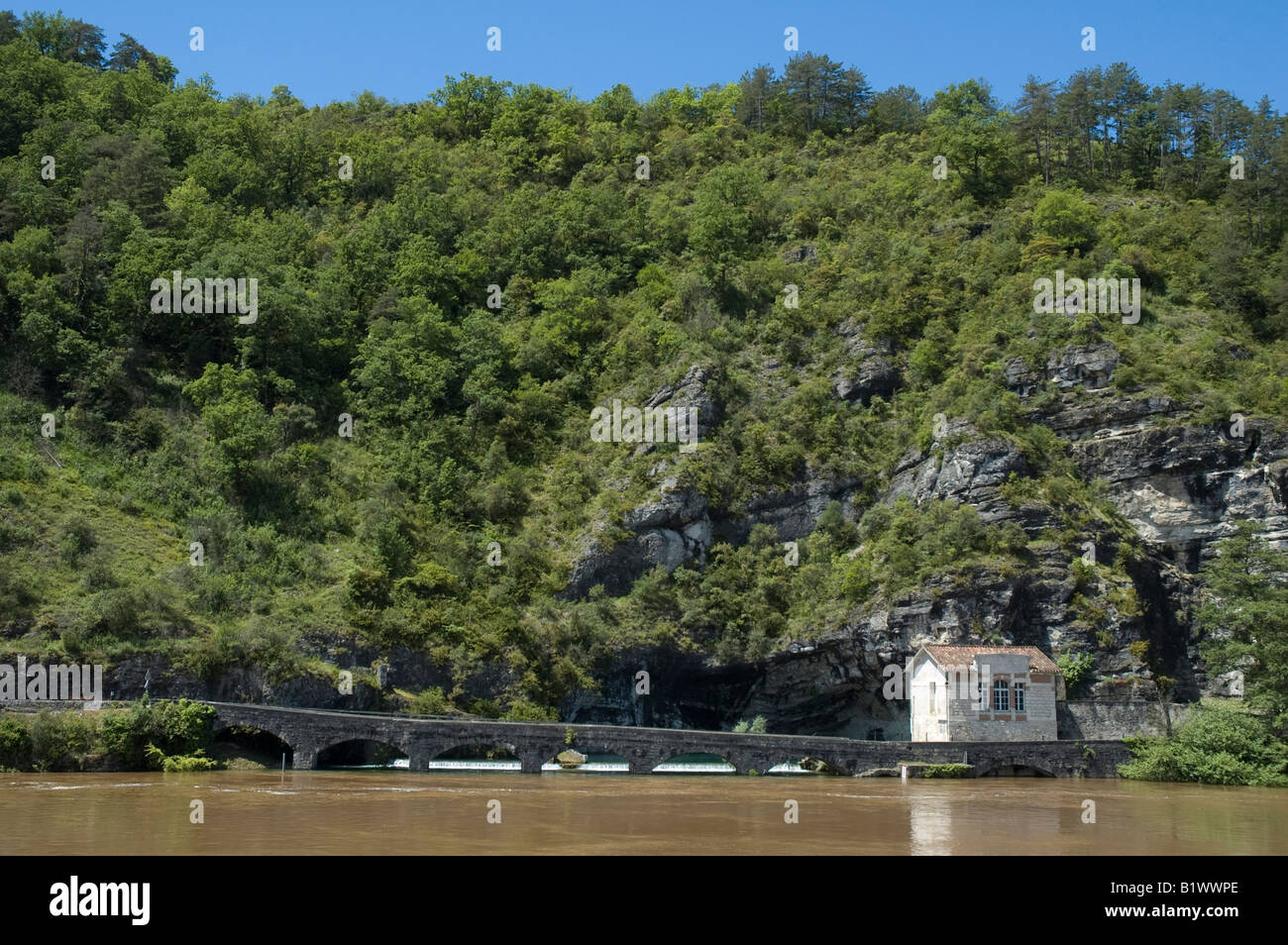 Fontaine des Chartreux e scogliere di fiume, cahors, Lot, Francia Foto Stock