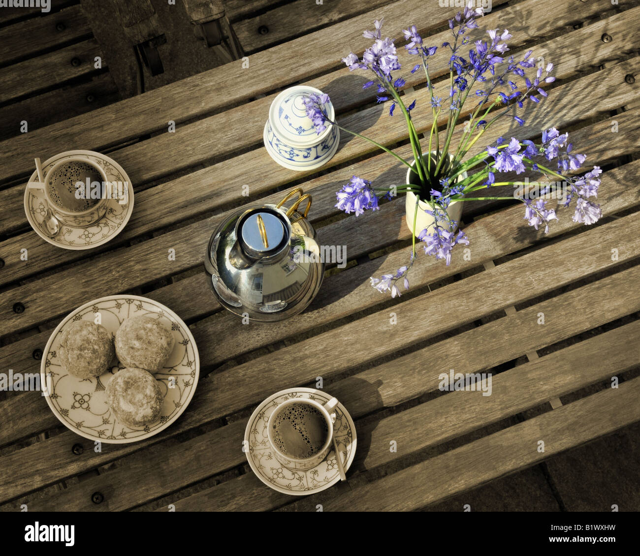 Stile di vita: Coffe tavolo con fiori Foto Stock