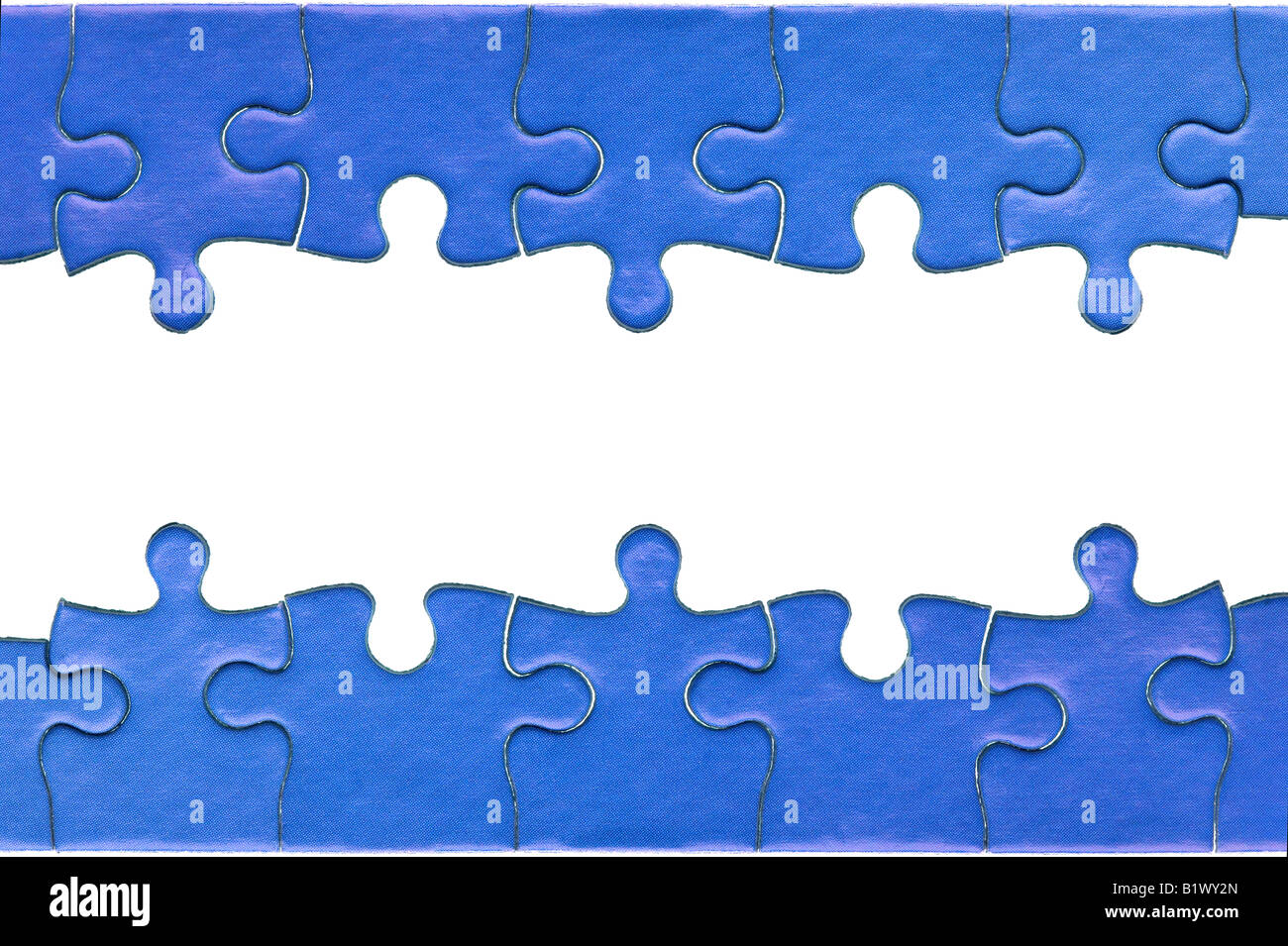 Pezzi da un autentico blue jigsaw puzzle disposti a formare una pagina di intestazione e piè di pagina isolato su uno sfondo bianco Foto Stock