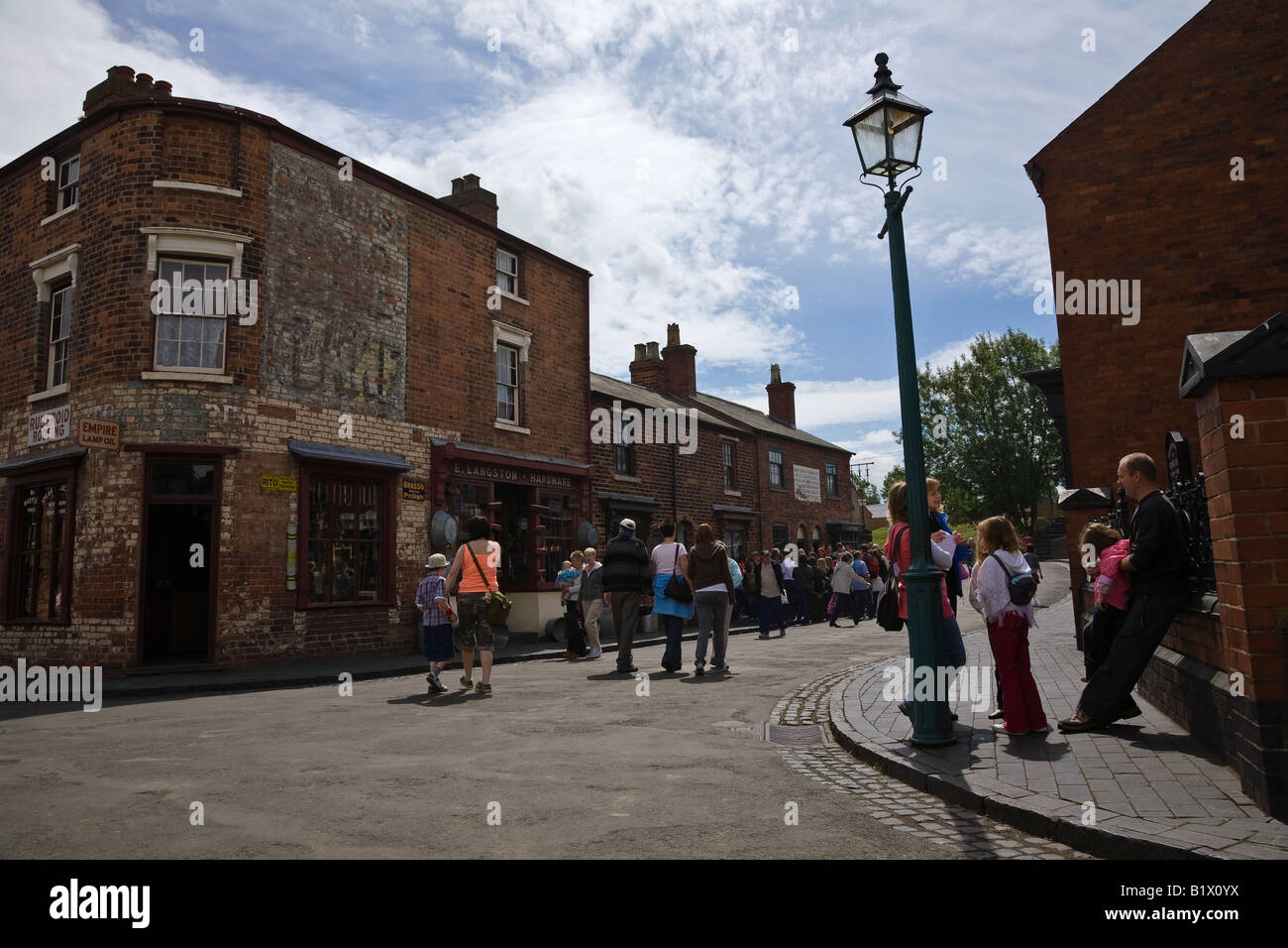 Village Street con edifici ricostruiti presso il Black Country Living Museum, Dudley, West Midlands, Inghilterra Foto Stock