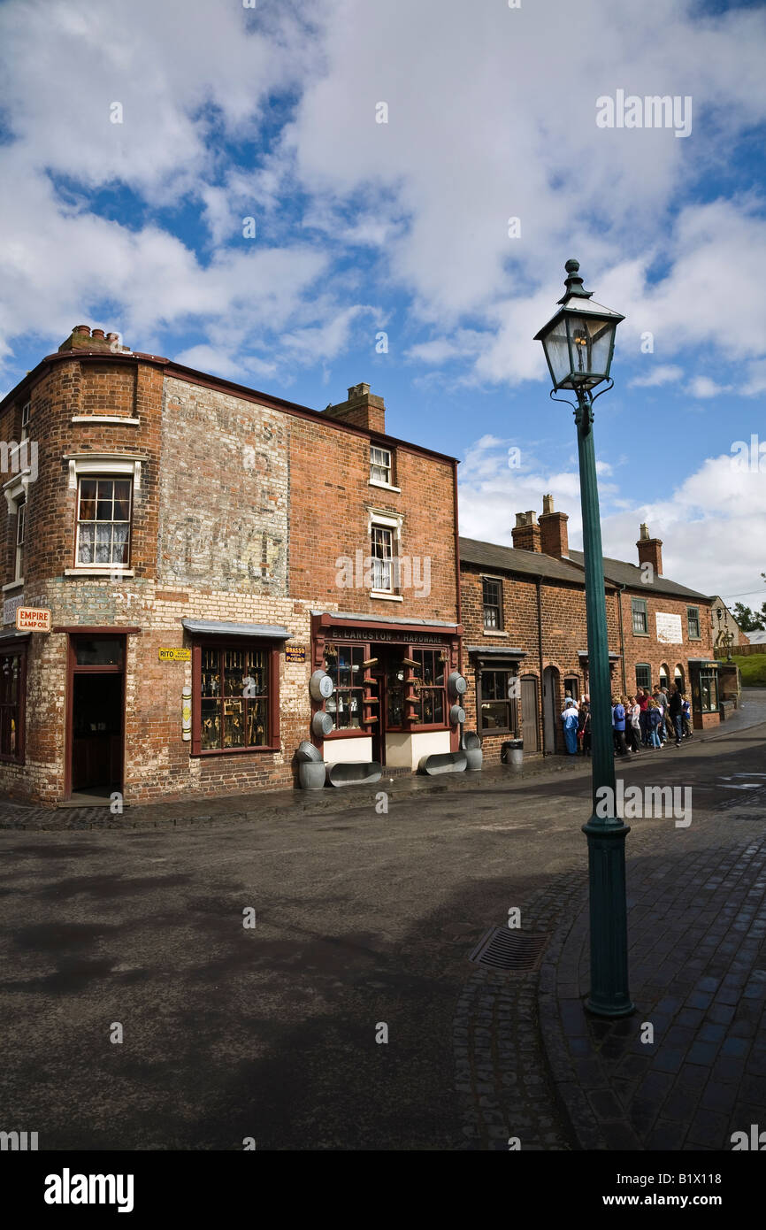 Village Street con edifici ricostruiti presso il Black Country Living Museum, Dudley, West Midlands, Inghilterra Foto Stock