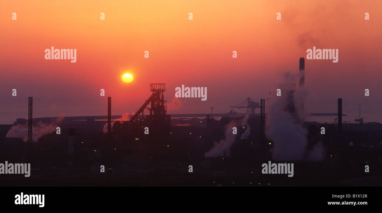 Tata Corus Margam acciaierie Port Talbot altiforni al tramonto industria pesante South Wales UK Foto Stock