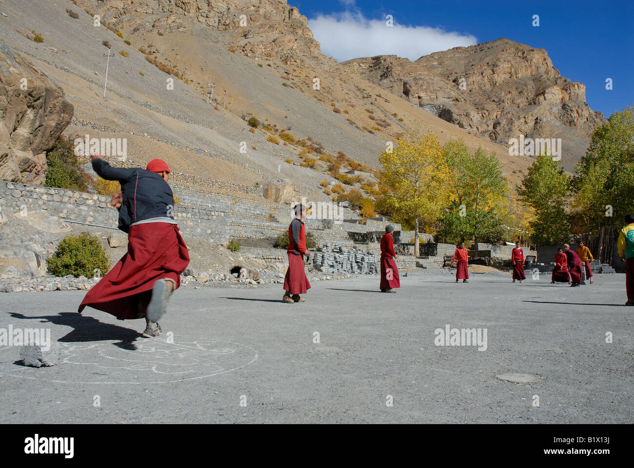 I giovani monaci buddisti lamas giocando una partita di cricket al monastero di Ki del complesso. Foto Stock