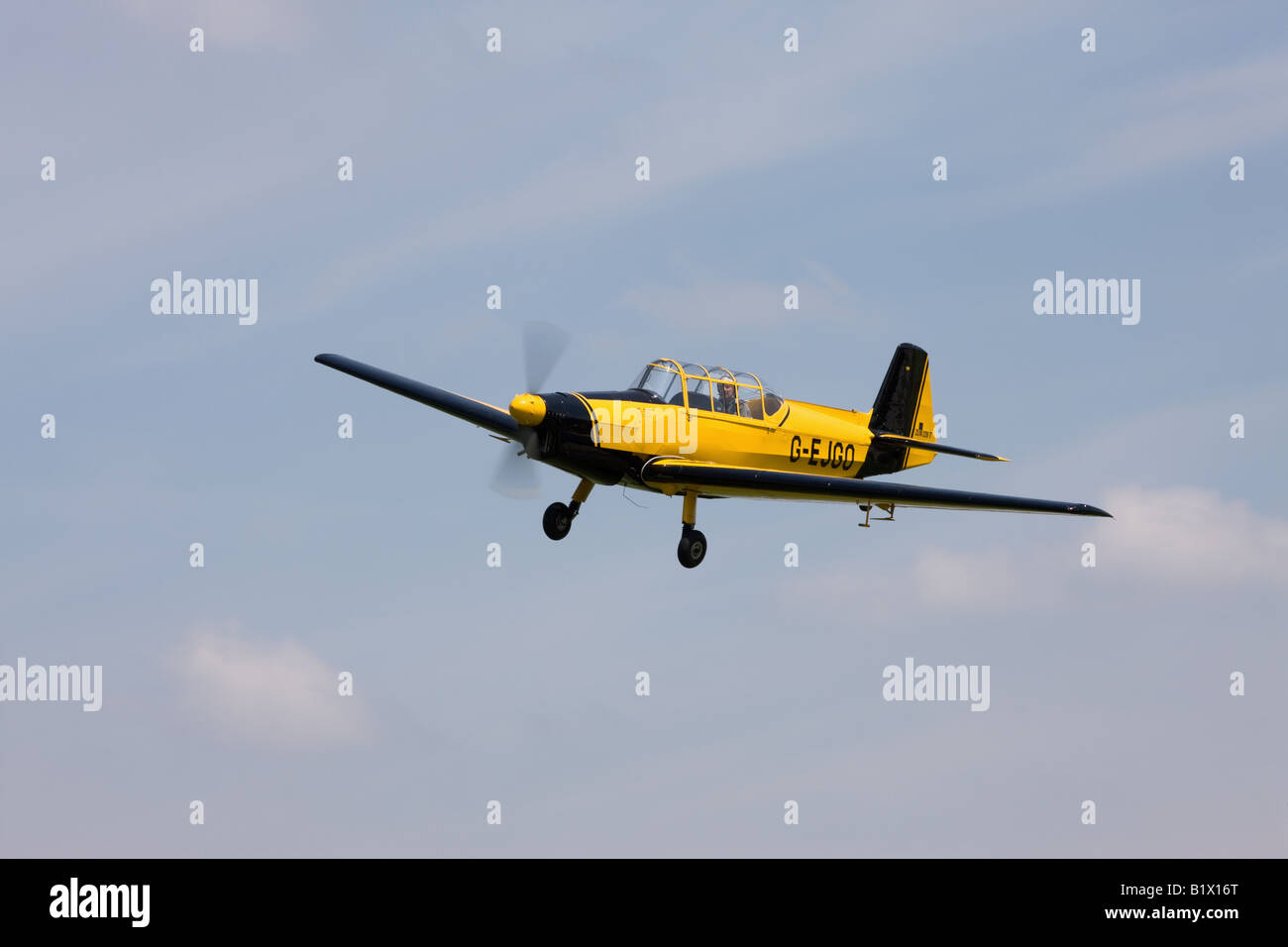 Zlinn Z226T Trener Master G-EJGO in volo a Breighton Airfield Foto Stock