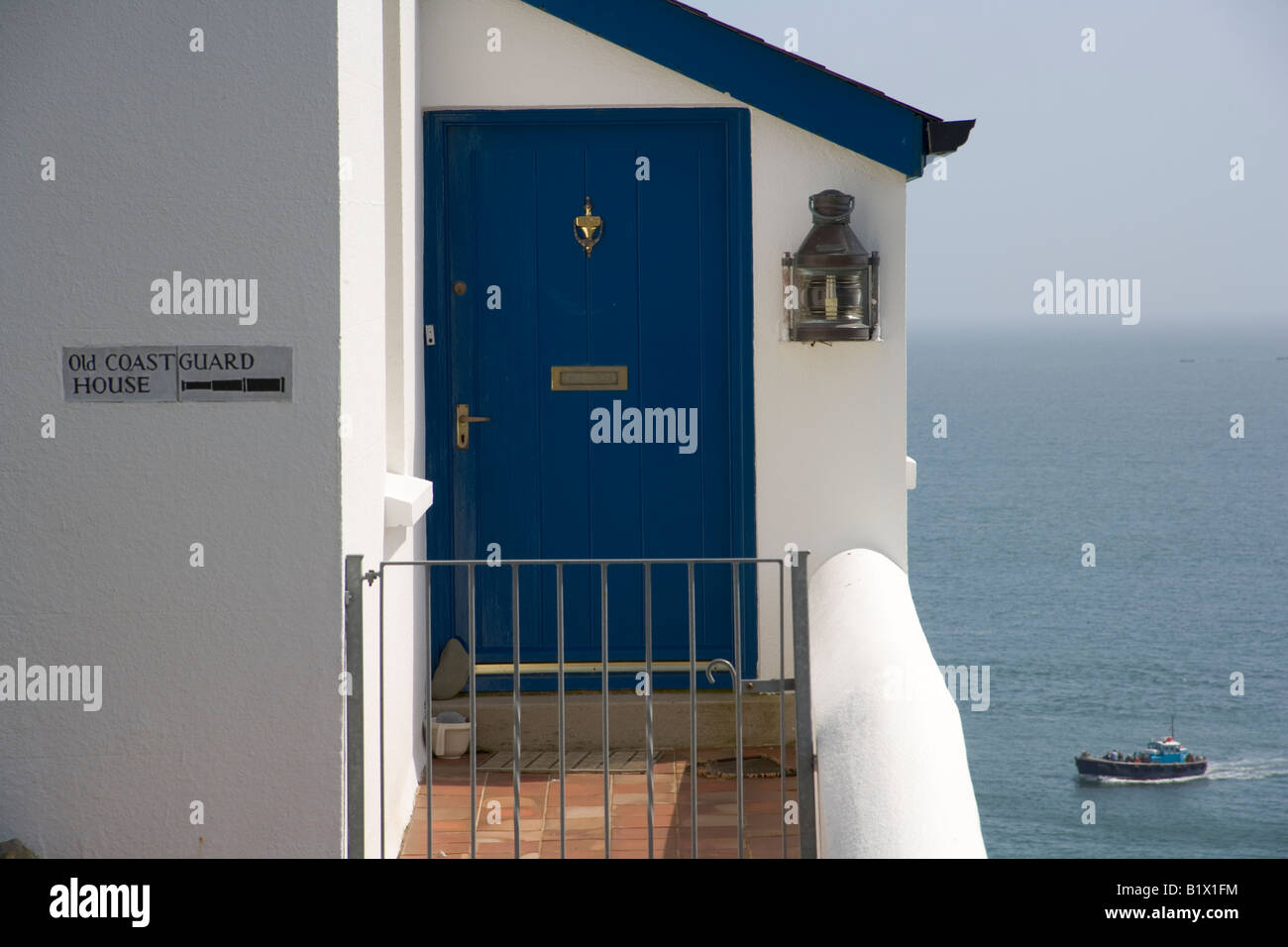 Vecchia casa di guardia costiera, con il suo fronte blu e un orizzonte blu, Tenby, Pembrokeshire, Wales, Regno Unito Foto Stock