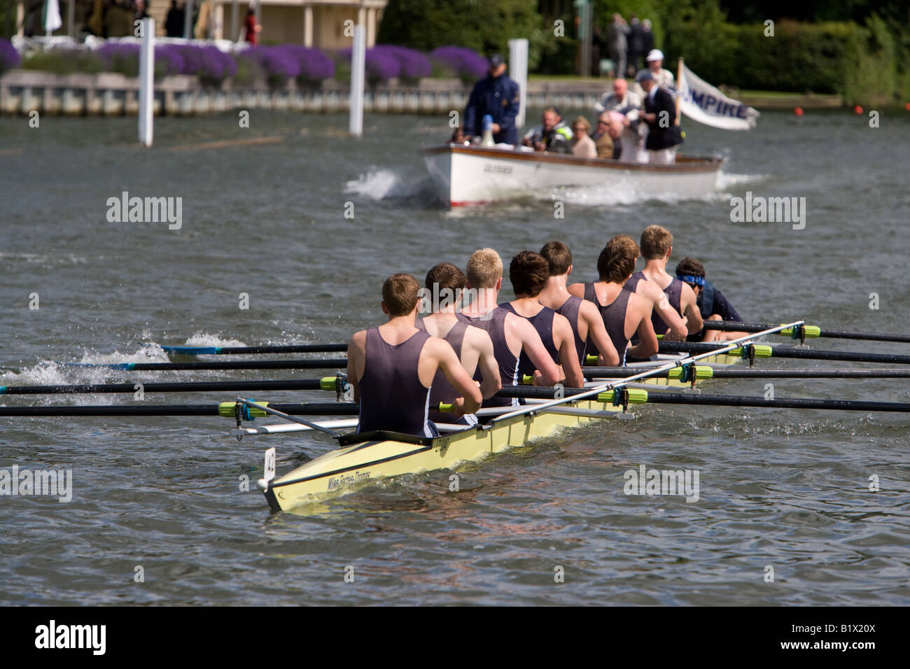 Un team di vogatori racing sul Fiume Tamigi a Henley Royal Regatta un annuale sporting occasione. Foto Stock