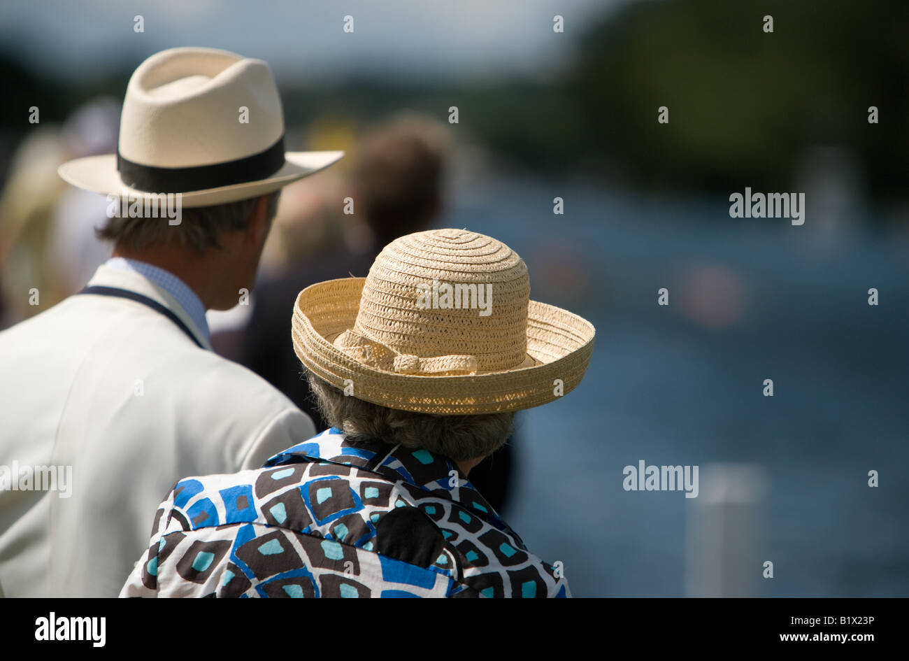 Curiosi e spettatori che indossa un panama e il cappello di paglia a Henley Royal Regatta Foto Stock