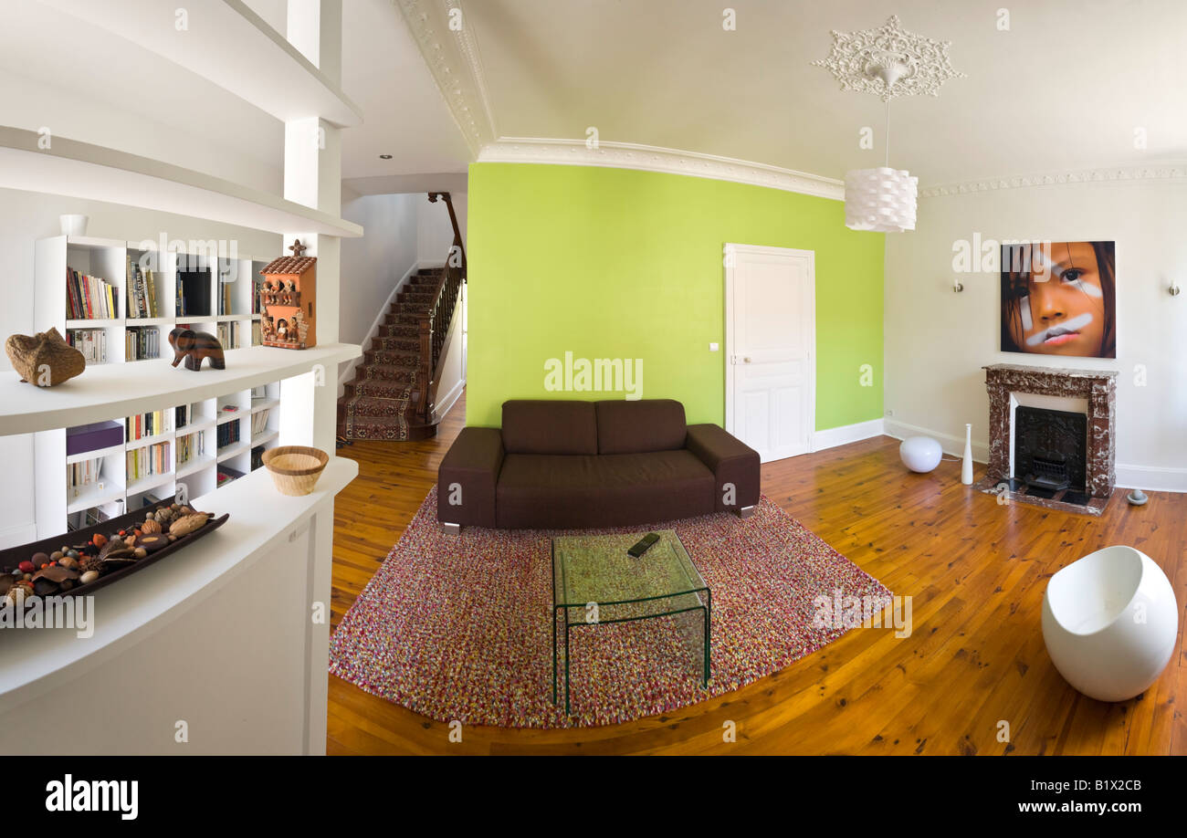 In Vichy, il rinnovato e ristrutturato all'interno di una casa degli anni venti. Allier-France. Intérieur rénové d'une maison à Vichy Foto Stock