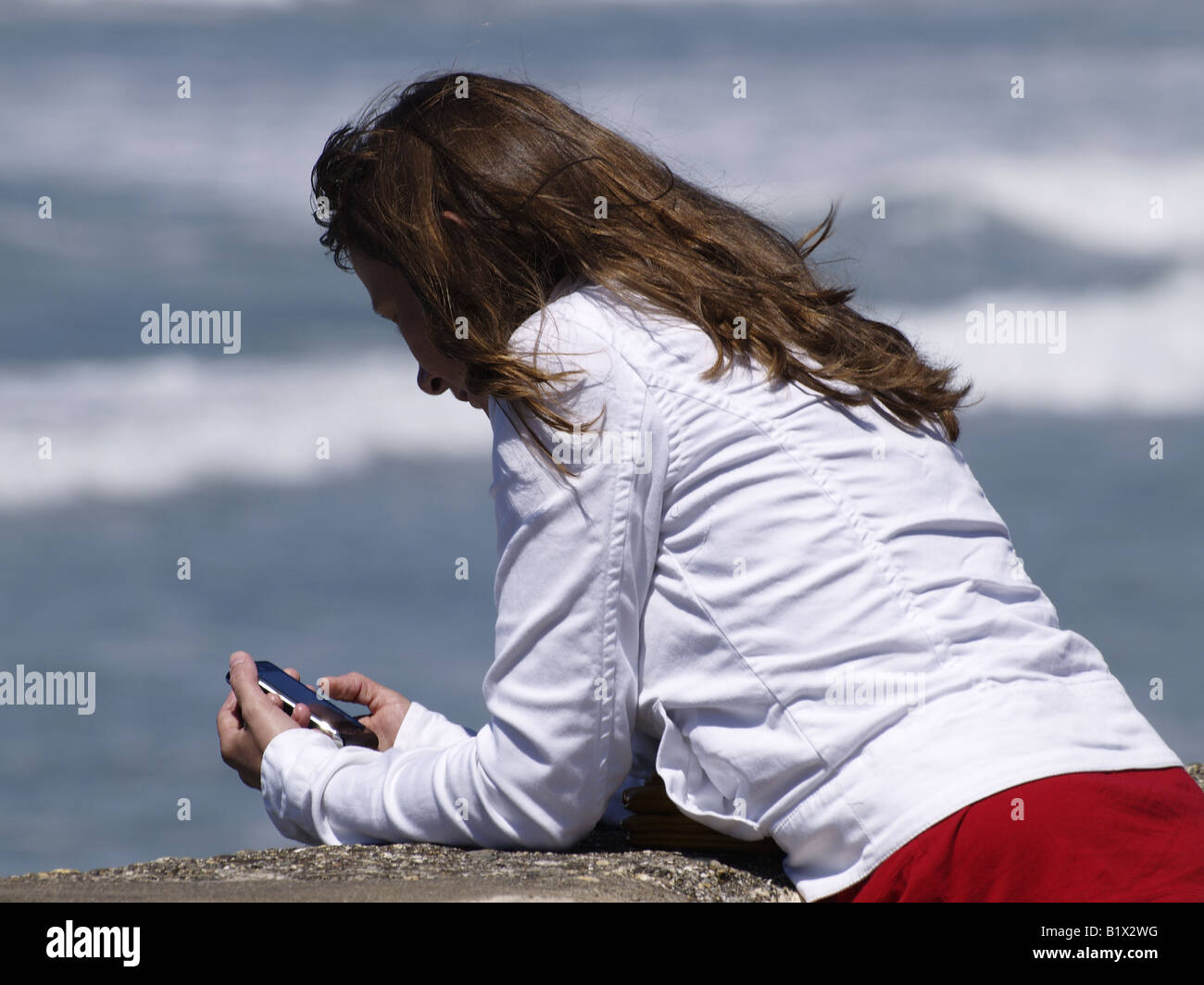 Ragazza adolescente scrivere messaggi su telefono cellulare Foto Stock