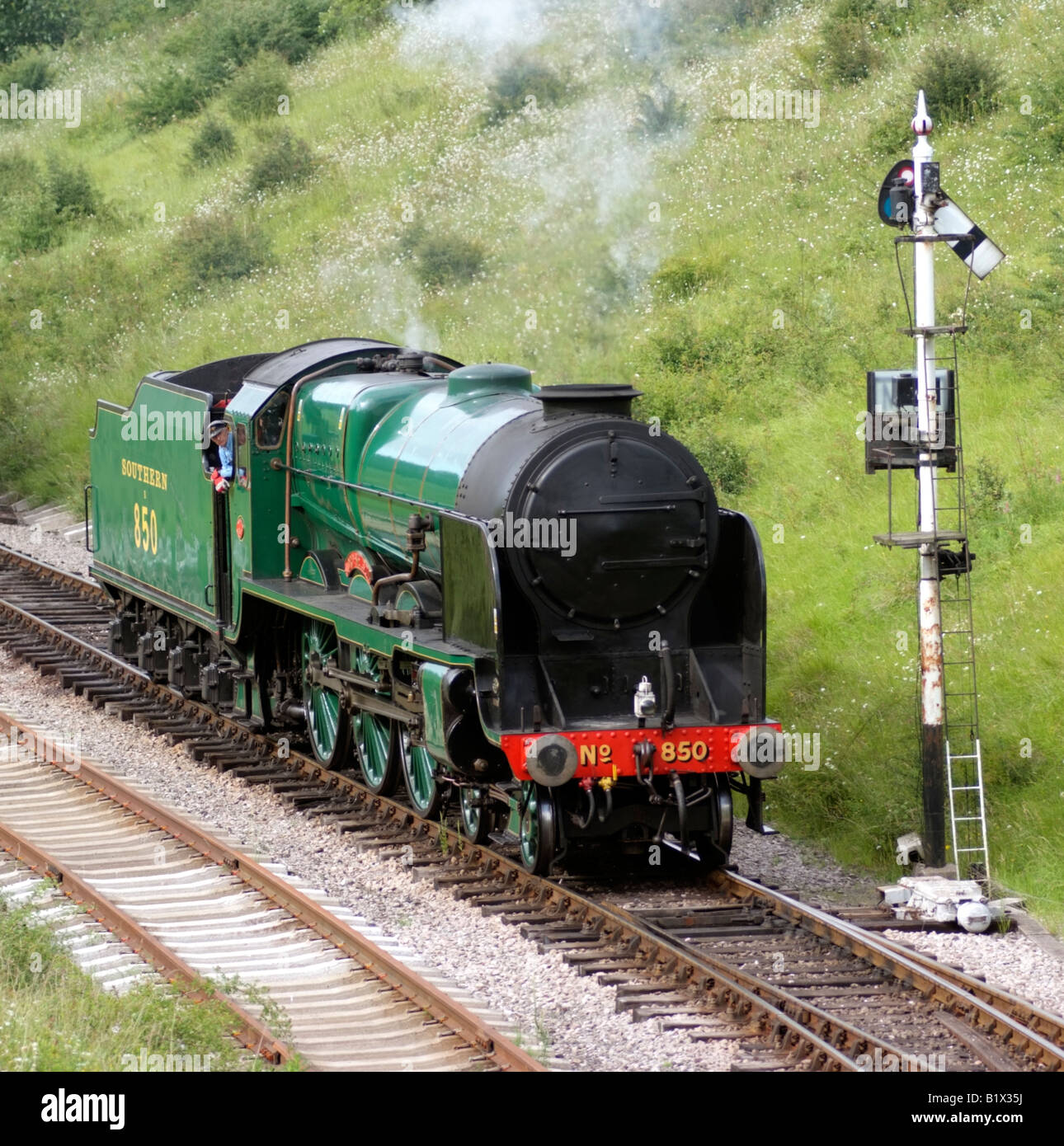 Motore di vapore 850 Lord Nelson treno in Cotswolds campagna Gloucestershire in Inghilterra Foto Stock