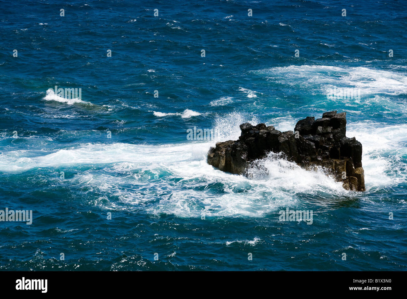 Potentemente le onde si infrangono contro una roccia nell'Oceano Atlantico sulla costa di El Hierro, Isole Canarie Foto Stock
