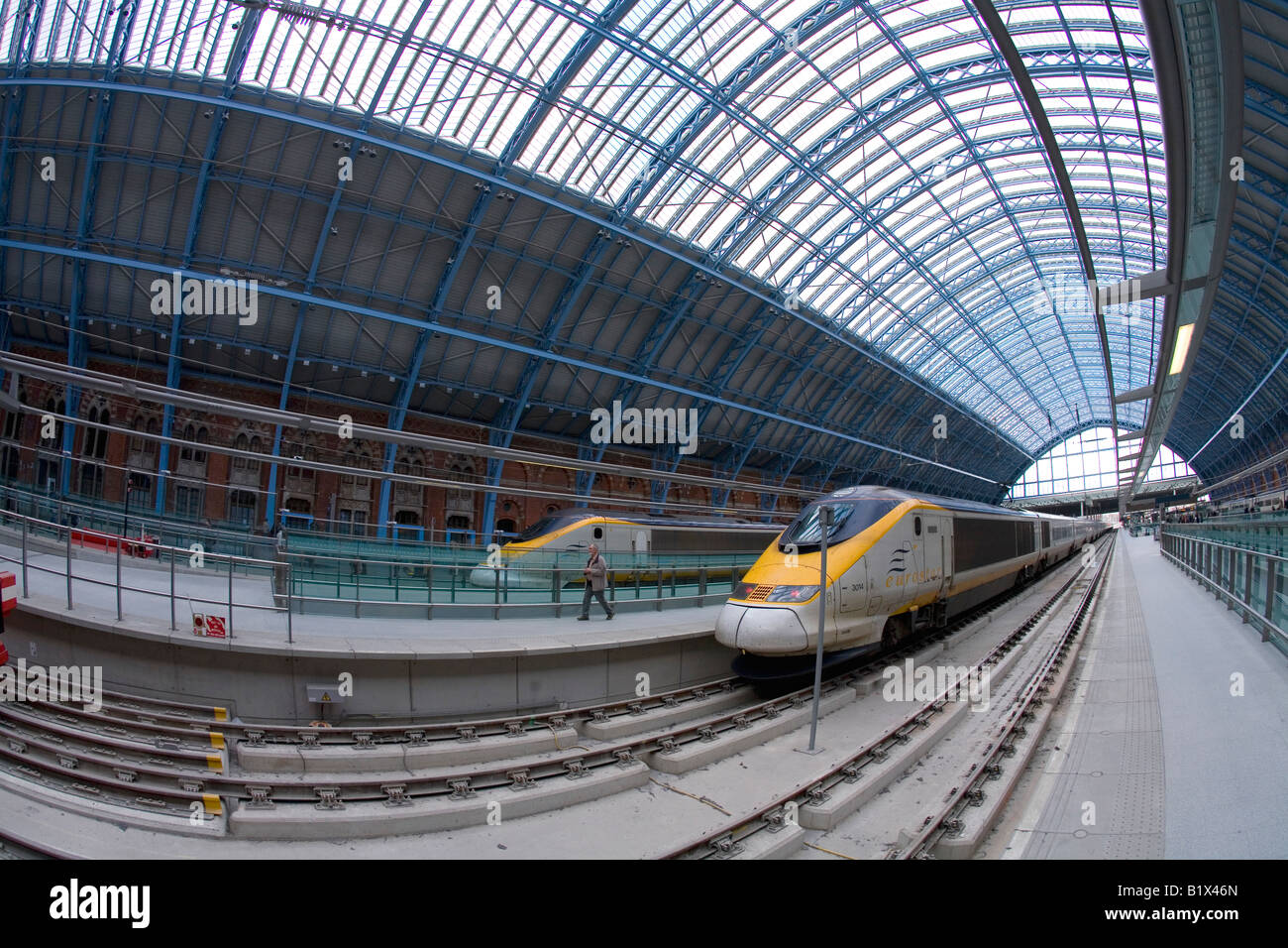 I treni Eurostar a piattaforme nella stazione di St Pancras Londra Inghilterra Regno Unito Regno Unito GB Gran Bretagna Isole Britanniche Europa UE Foto Stock