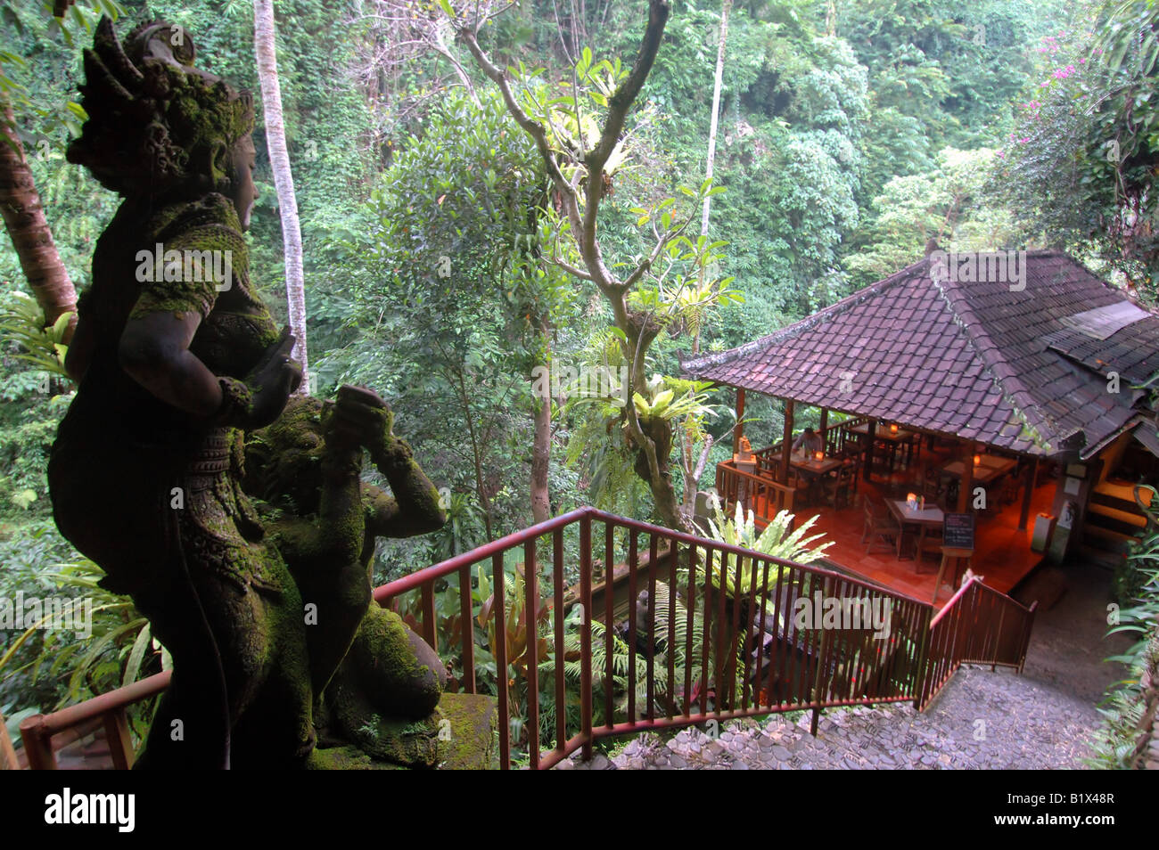 Lussureggiante tropicale circonda di Murni il Warung ristorante in Ubud, Bali, Indonesia Signor n. PR Foto Stock