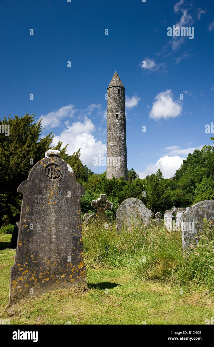 Glendalough round tower insediamento monastico Irlanda Foto Stock
