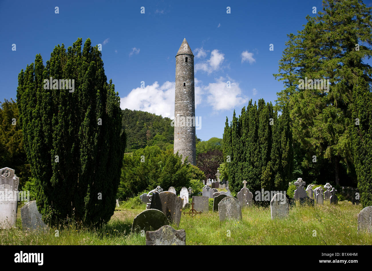 Glendalough round tower insediamento monastico Irlanda Foto Stock