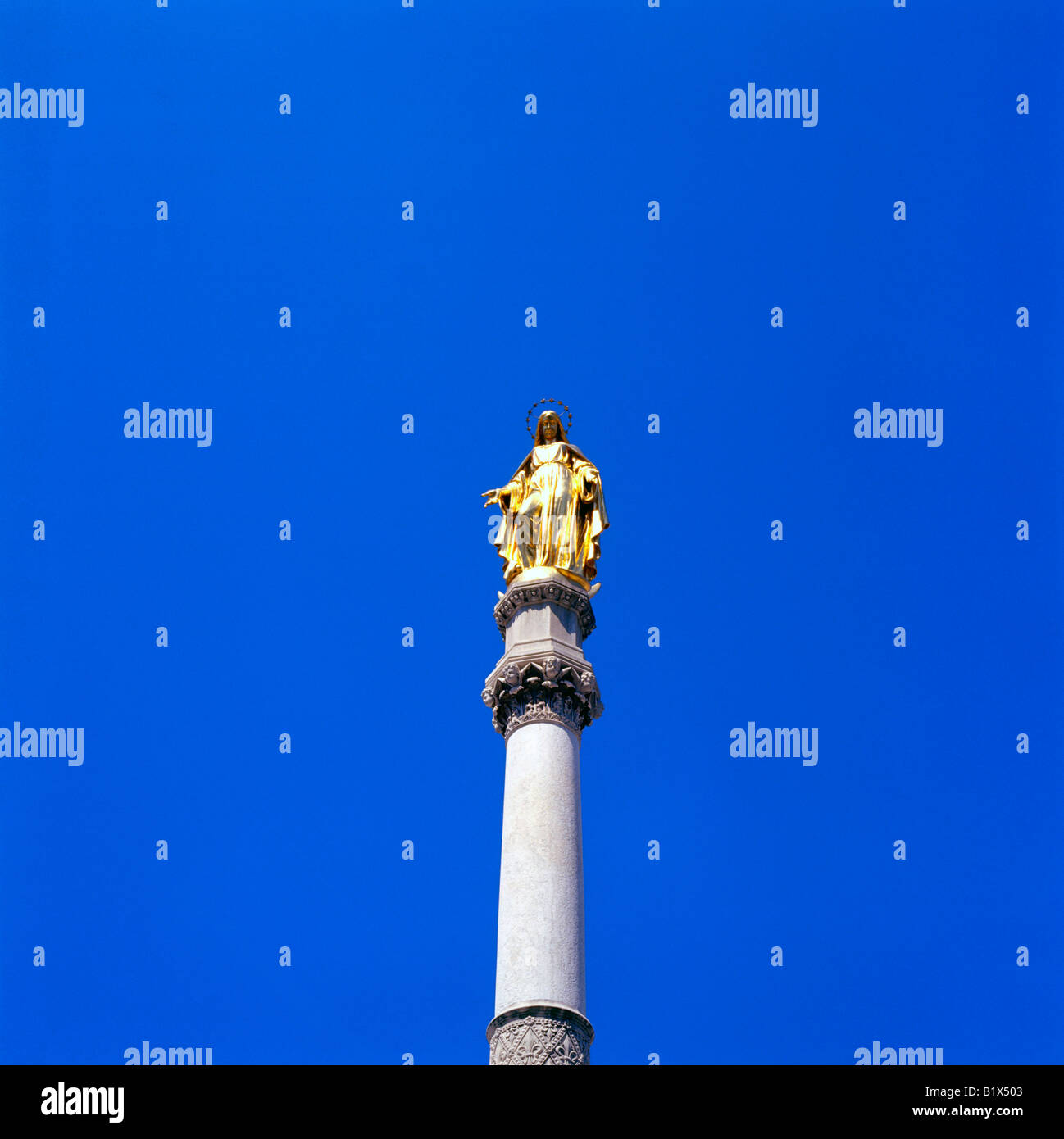 Statua dorata della Vergine sposare Zagabria Croazia Foto Stock