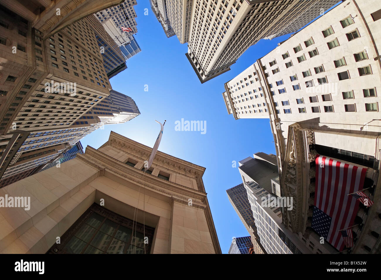 Fish-eye di Wall Street edifici - New York City, Stati Uniti d'America Foto Stock