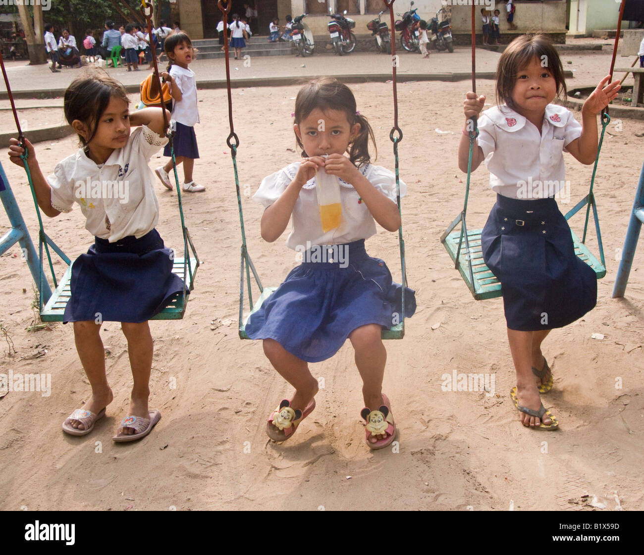 Ragazze su altalene, scuola elementare, Siam Reap, Cambogia Foto Stock