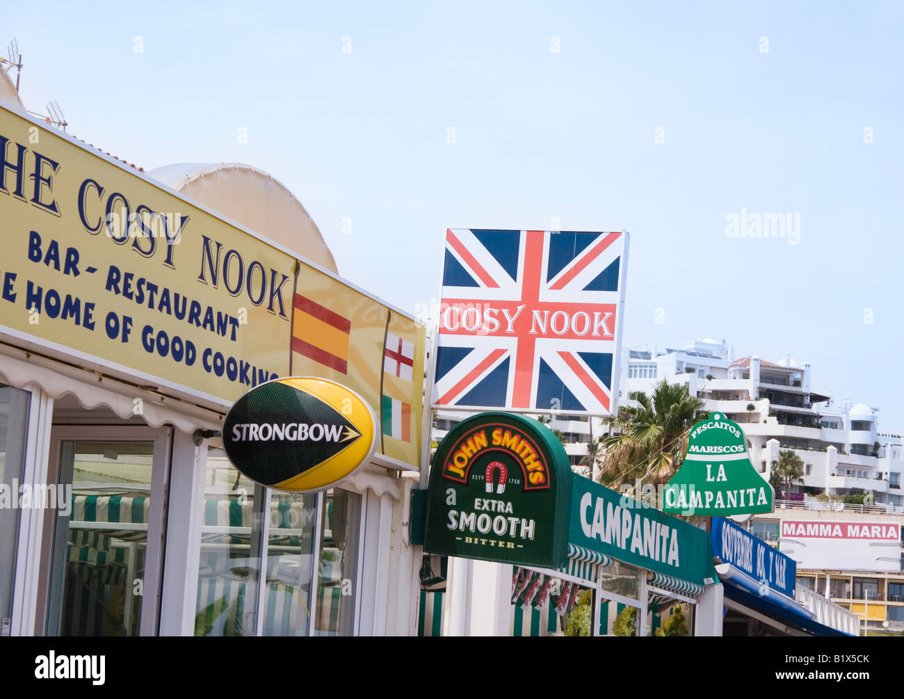 Carihuela Torremolinos Provincia di Malaga Costa del Sol Spagna segni al di fuori spagnolo e inglese bar Foto Stock