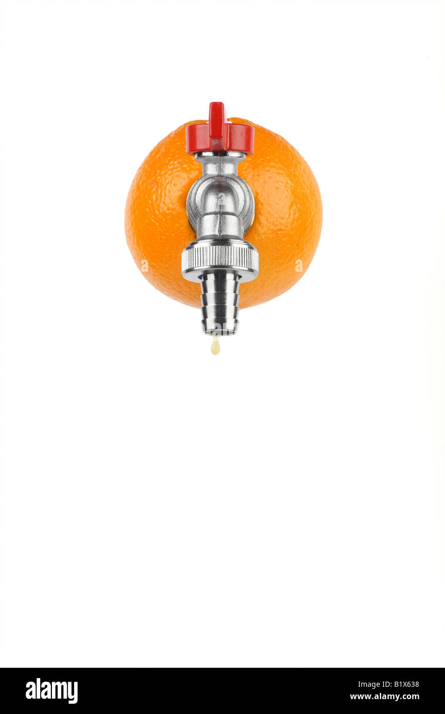 Arancione con rubinetto e succo di arancia il gocciolamento da questo concetto di freschezza e sana alimentazione Foto Stock